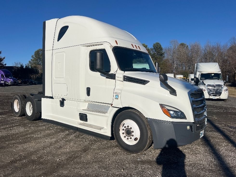 Sleeper Tractor-Heavy Duty Tractors-Freightliner-2022-T12664ST-Indian Trail-NC-349,434\n\t\tmiles-$ 81,250 - Image 1