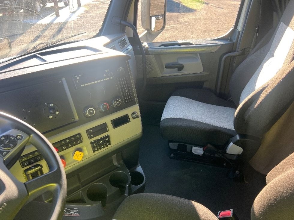 Sleeper Tractor-Heavy Duty Tractors-Freightliner-2022-T12664ST-Indian Trail-NC-349,434\n\t\tmiles-$ 81,250 - Image 11