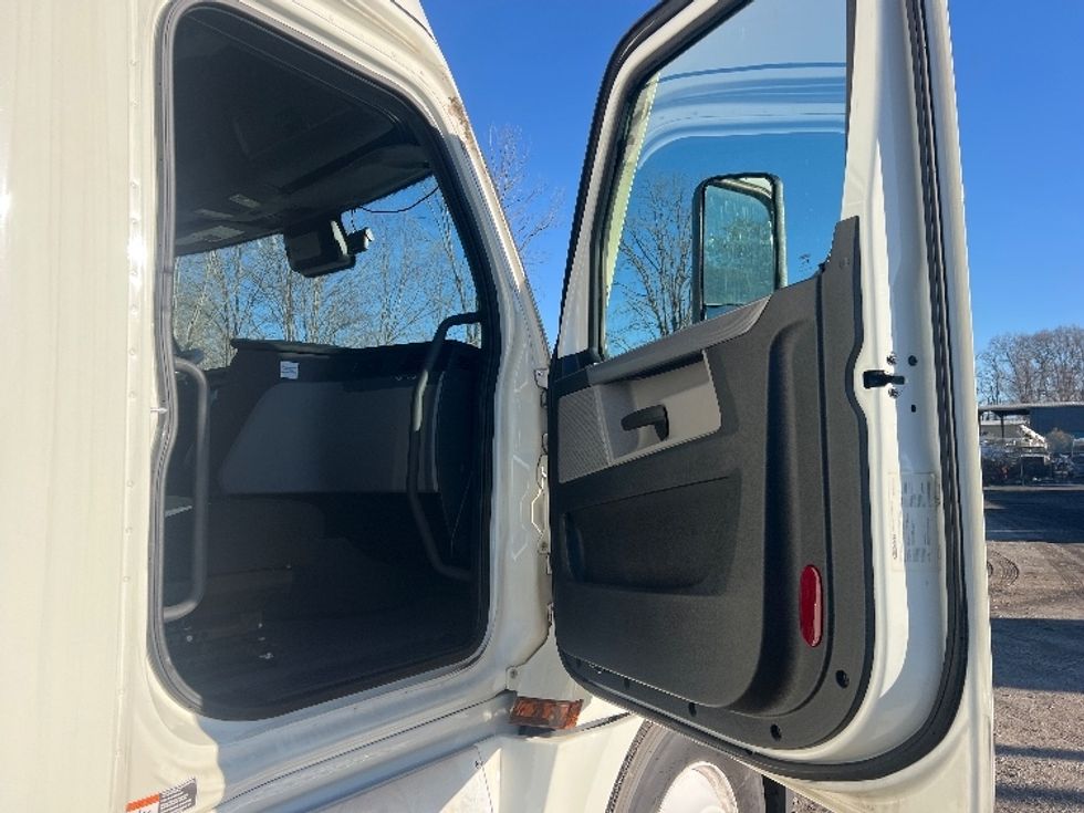 Sleeper Tractor-Heavy Duty Tractors-Freightliner-2022-T12664ST-Indian Trail-NC-349,434\n\t\tmiles-$ 81,250 - Image 13