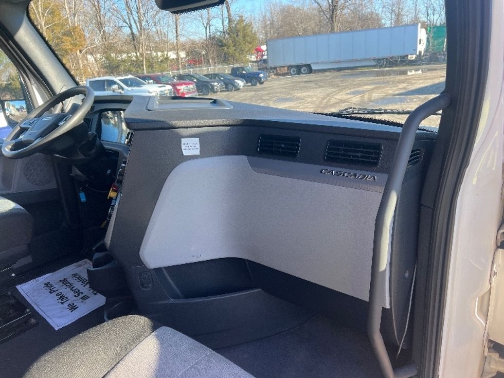 Sleeper Tractor-Heavy Duty Tractors-Freightliner-2022-T12664ST-Indian Trail-NC-349,434\n\t\tmiles-$ 81,250 - Image 14