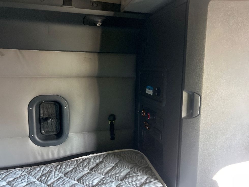 Sleeper Tractor-Heavy Duty Tractors-Freightliner-2022-T12664ST-Indian Trail-NC-349,434\n\t\tmiles-$ 81,250 - Image 18