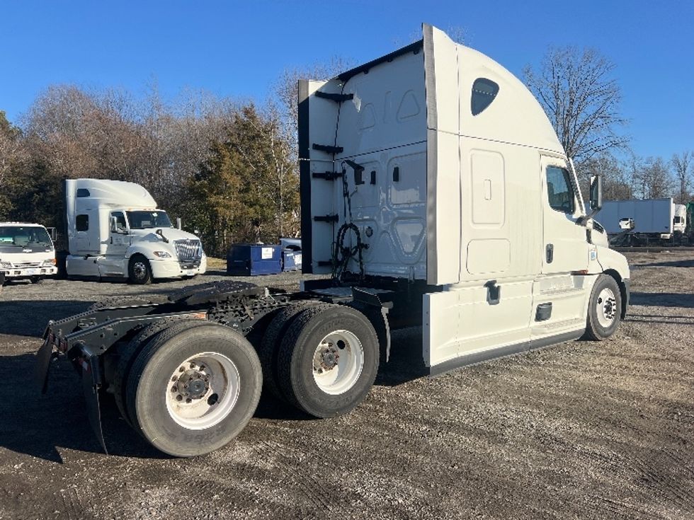 Sleeper Tractor-Heavy Duty Tractors-Freightliner-2022-T12664ST-Indian Trail-NC-349,434\n\t\tmiles-$ 81,250 - Image 7