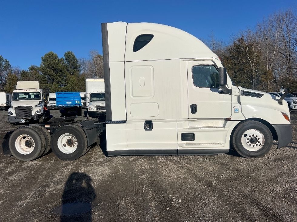 Sleeper Tractor-Heavy Duty Tractors-Freightliner-2022-T12664ST-Indian Trail-NC-349,434\n\t\tmiles-$ 81,250 - Image 8