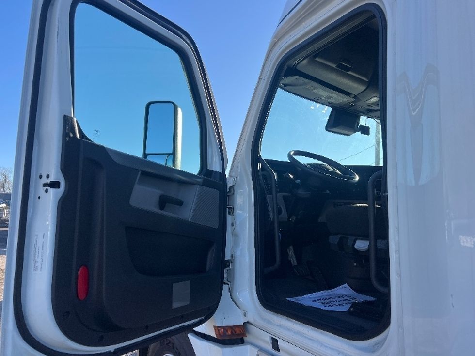 Sleeper Tractor-Heavy Duty Tractors-Freightliner-2022-T12664ST-Indian Trail-NC-349,434\n\t\tmiles-$ 81,250 - Image 9
