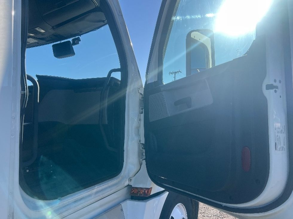 Sleeper Tractor-Heavy Duty Tractors-Freightliner-2022-T12664ST-Indian Trail-NC-380,355\n\t\tmiles-$ 78,750 - Image 13