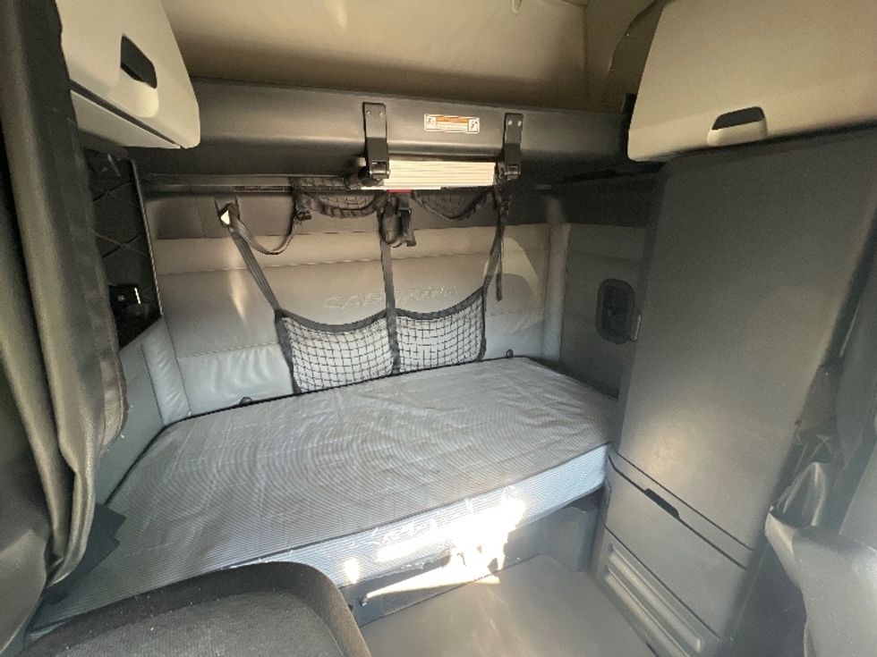 Sleeper Tractor-Heavy Duty Tractors-Freightliner-2022-T12664ST-Indian Trail-NC-380,355\n\t\tmiles-$ 78,750 - Image 16