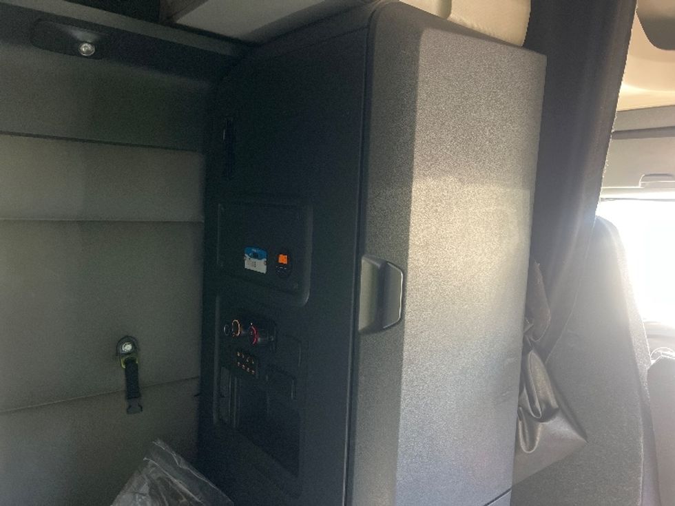 Sleeper Tractor-Heavy Duty Tractors-Freightliner-2022-T12664ST-Indian Trail-NC-380,355\n\t\tmiles-$ 78,750 - Image 18