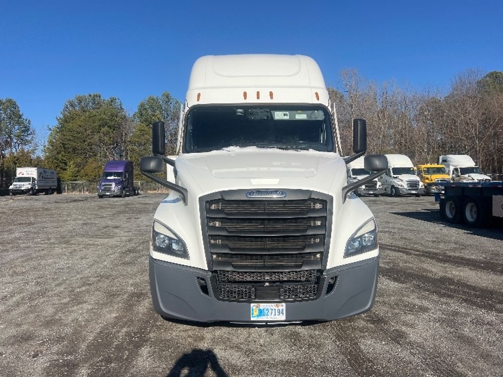 Sleeper Tractor-Heavy Duty Tractors-Freightliner-2022-T12664ST-Indian Trail-NC-380,355\n\t\tmiles-$ 78,750 - Image 2