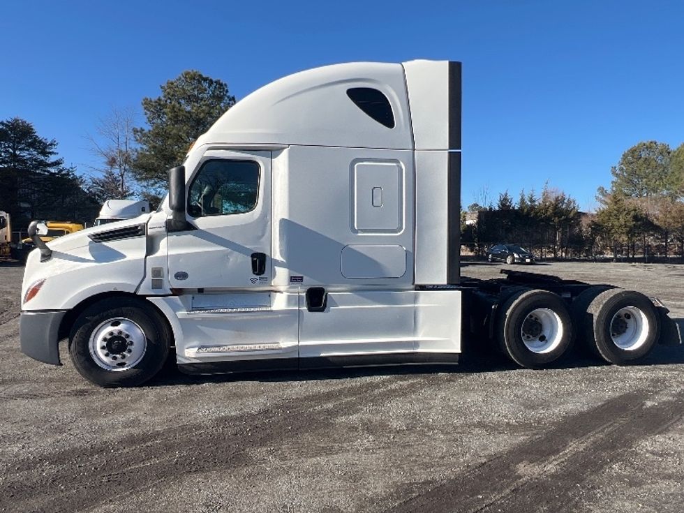 Sleeper Tractor-Heavy Duty Tractors-Freightliner-2022-T12664ST-Indian Trail-NC-380,355\n\t\tmiles-$ 78,750 - Image 4