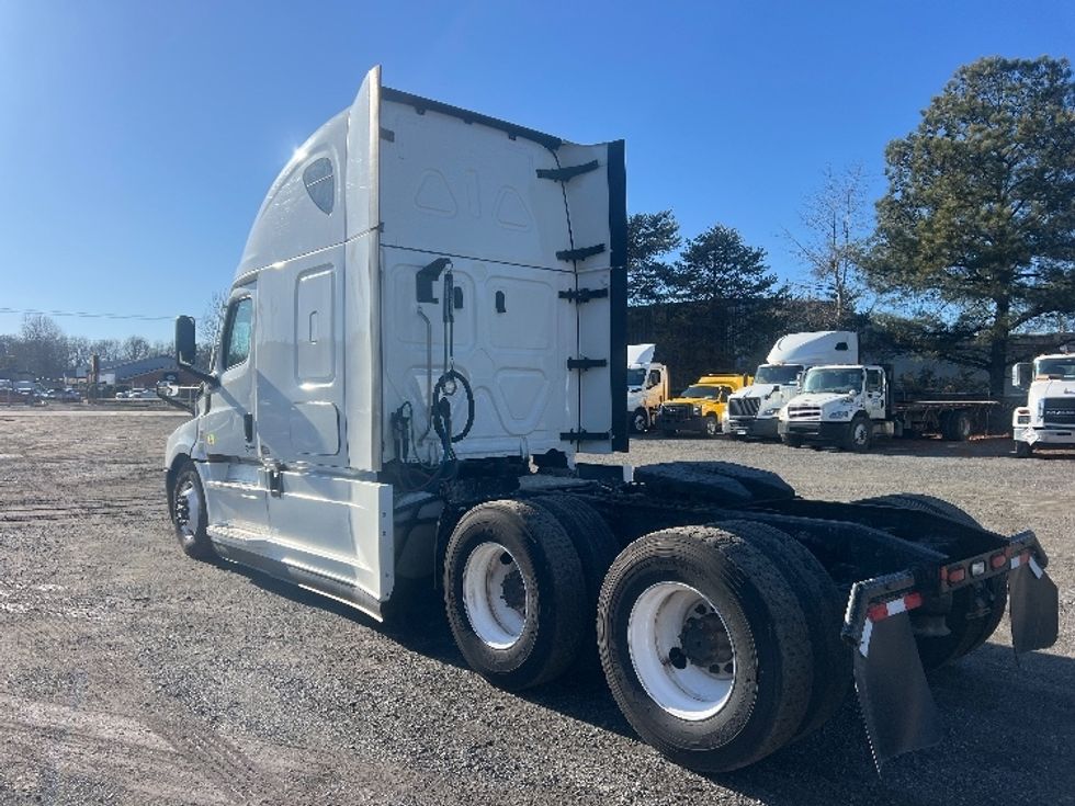 Sleeper Tractor-Heavy Duty Tractors-Freightliner-2022-T12664ST-Indian Trail-NC-380,355\n\t\tmiles-$ 78,750 - Image 5
