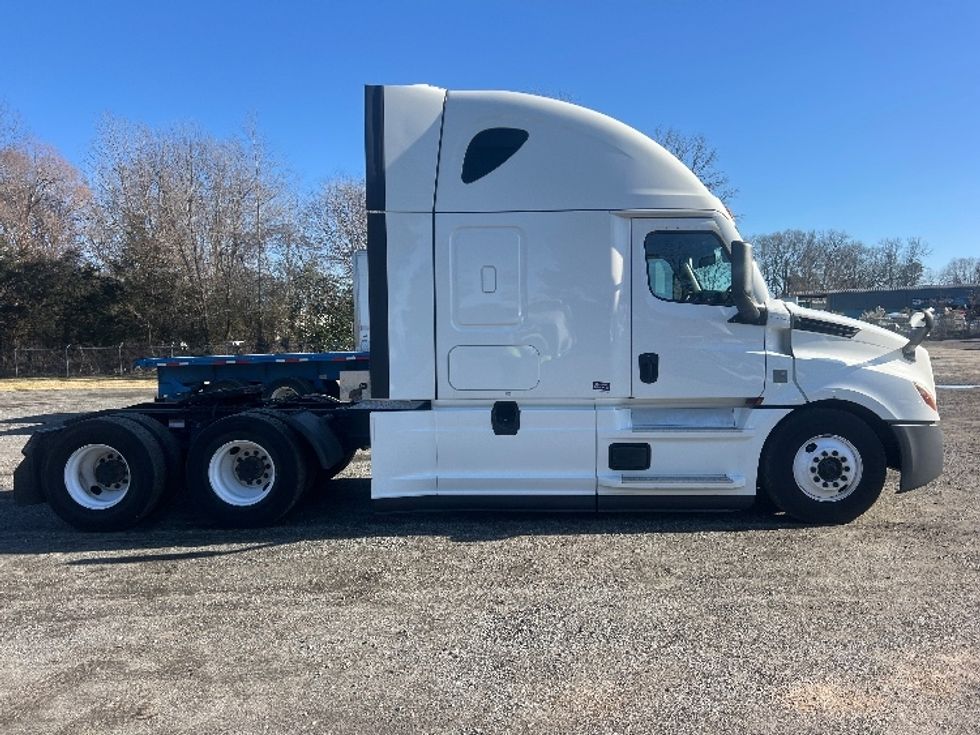 Sleeper Tractor-Heavy Duty Tractors-Freightliner-2022-T12664ST-Indian Trail-NC-380,355\n\t\tmiles-$ 78,750 - Image 8