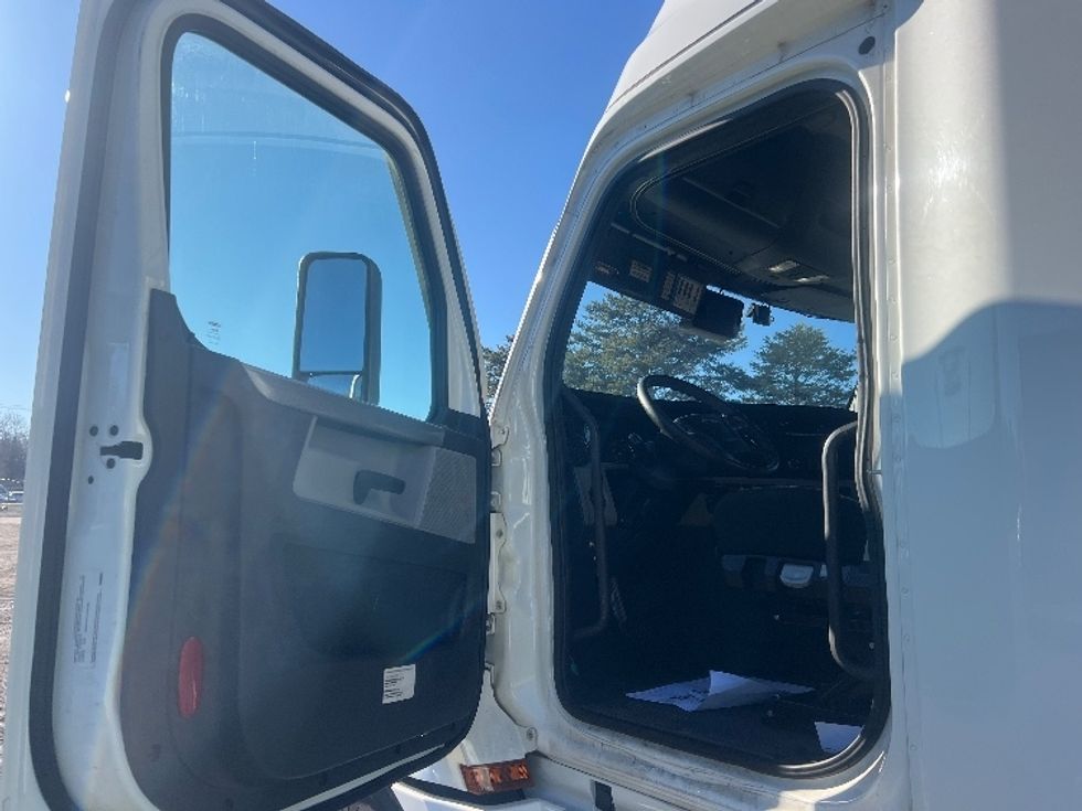 Sleeper Tractor-Heavy Duty Tractors-Freightliner-2022-T12664ST-Indian Trail-NC-380,355\n\t\tmiles-$ 78,750 - Image 9