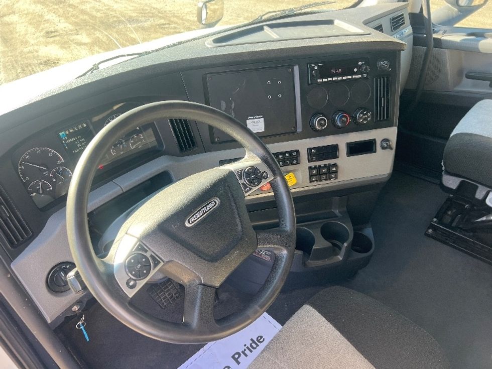 Sleeper Tractor-Heavy Duty Tractors-Freightliner-2022-T12664ST-Indian Trail-NC-408,821\n\t\tmiles-$ 76,000 - Image 11