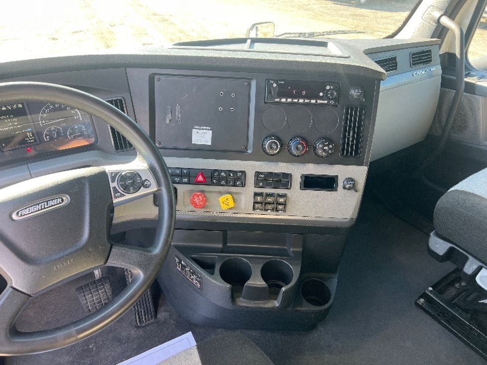 Sleeper Tractor-Heavy Duty Tractors-Freightliner-2022-T12664ST-Indian Trail-NC-408,821\n\t\tmiles-$ 76,000 - Image 12