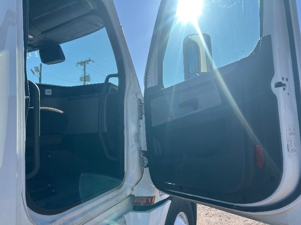 Sleeper Tractor-Heavy Duty Tractors-Freightliner-2022-T12664ST-Indian Trail-NC-408,821\n\t\tmiles-$ 76,000 - Image 13