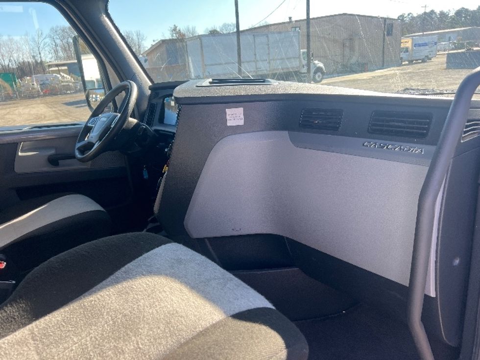 Sleeper Tractor-Heavy Duty Tractors-Freightliner-2022-T12664ST-Indian Trail-NC-408,821\n\t\tmiles-$ 76,000 - Image 14