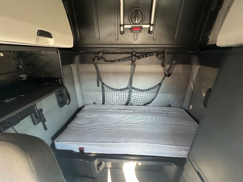 Sleeper Tractor-Heavy Duty Tractors-Freightliner-2022-T12664ST-Indian Trail-NC-408,821\n\t\tmiles-$ 76,000 - Image 16