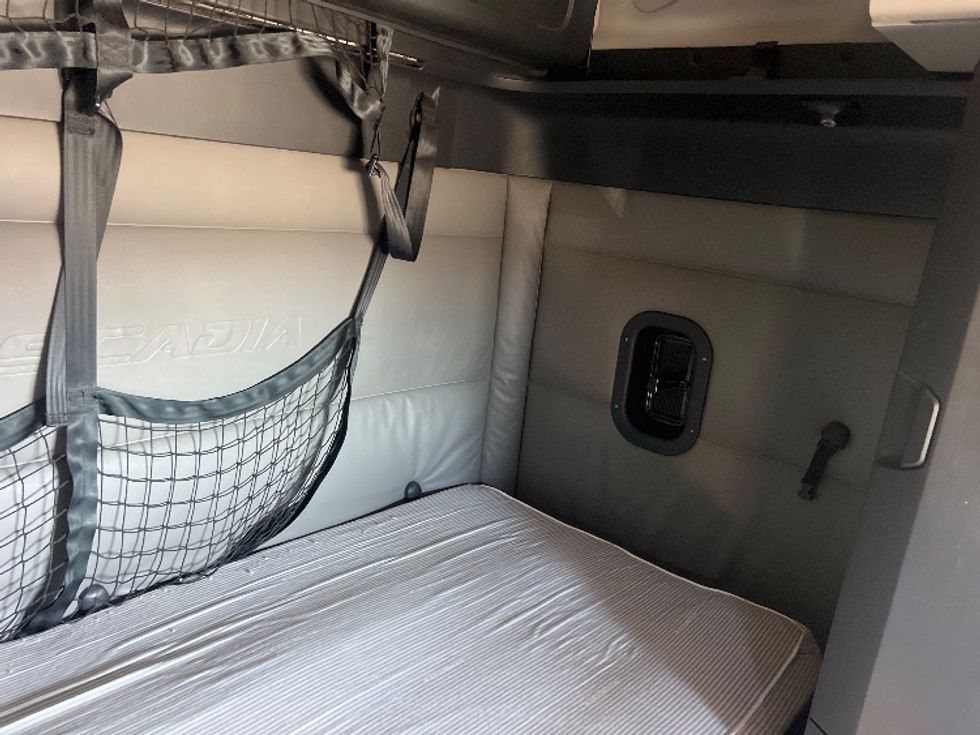 Sleeper Tractor-Heavy Duty Tractors-Freightliner-2022-T12664ST-Indian Trail-NC-408,821\n\t\tmiles-$ 76,000 - Image 17