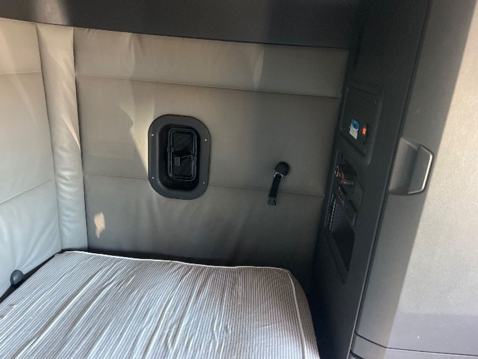 Sleeper Tractor-Heavy Duty Tractors-Freightliner-2022-T12664ST-Indian Trail-NC-408,821\n\t\tmiles-$ 76,000 - Image 18