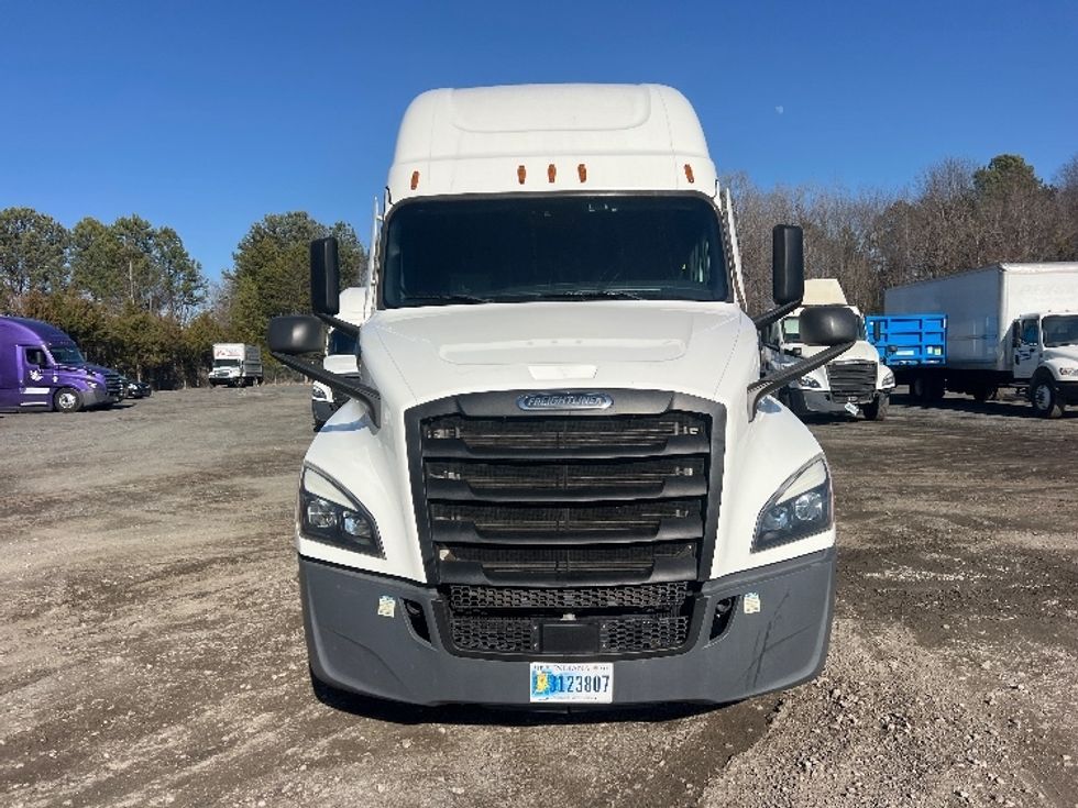 Sleeper Tractor-Heavy Duty Tractors-Freightliner-2022-T12664ST-Indian Trail-NC-408,821\n\t\tmiles-$ 76,000 - Image 2