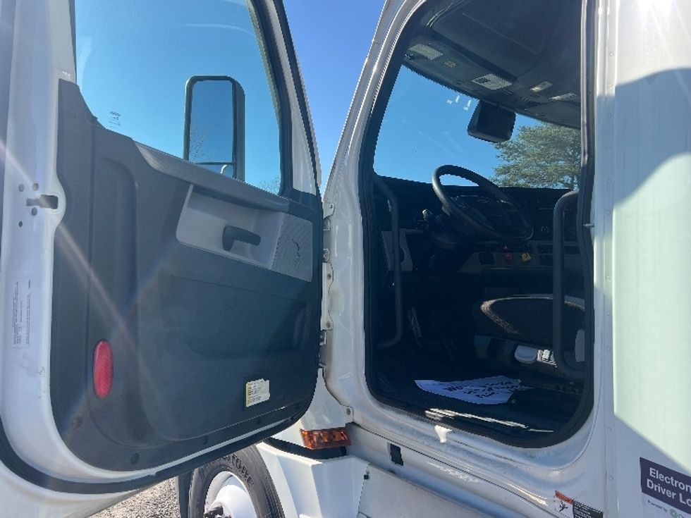 Sleeper Tractor-Heavy Duty Tractors-Freightliner-2022-T12664ST-Indian Trail-NC-408,821\n\t\tmiles-$ 76,000 - Image 9