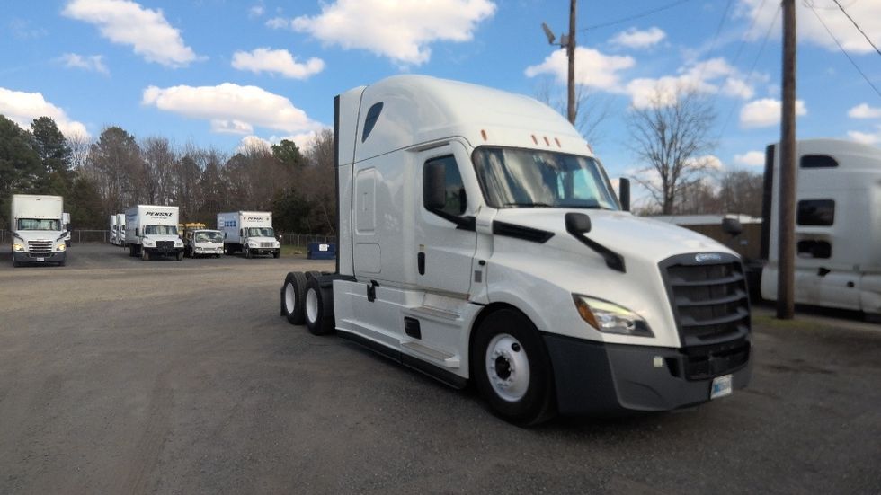 Sleeper Tractor-Heavy Duty Tractors-Freightliner-2022-T12664ST-Indian Trail-NC-410,233\n\t\tmiles-$ 76,000 - Image 1