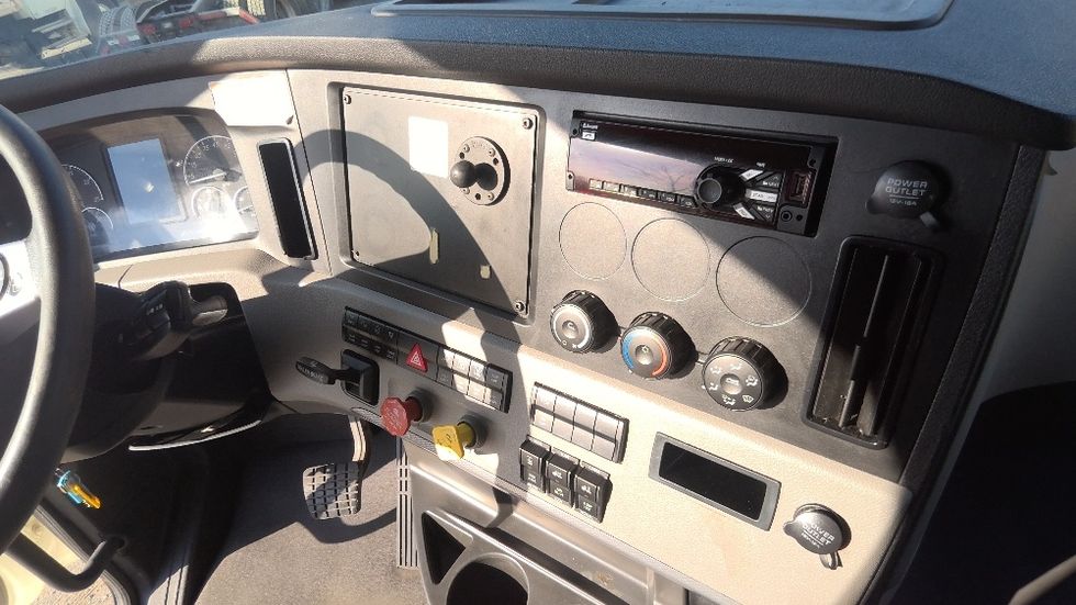 Sleeper Tractor-Heavy Duty Tractors-Freightliner-2022-T12664ST-Indian Trail-NC-410,233\n\t\tmiles-$ 76,000 - Image 12