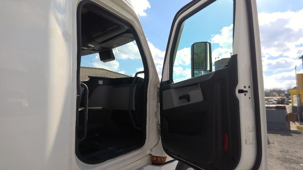 Sleeper Tractor-Heavy Duty Tractors-Freightliner-2022-T12664ST-Indian Trail-NC-410,233\n\t\tmiles-$ 76,000 - Image 13