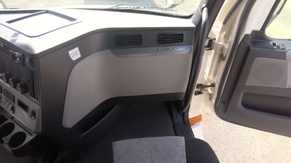 Sleeper Tractor-Heavy Duty Tractors-Freightliner-2022-T12664ST-Indian Trail-NC-410,233\n\t\tmiles-$ 76,000 - Image 14