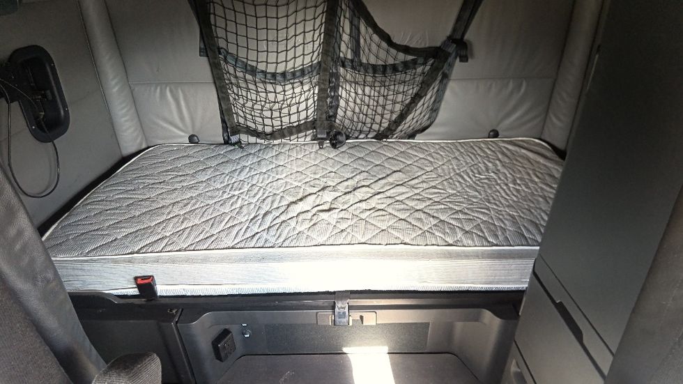 Sleeper Tractor-Heavy Duty Tractors-Freightliner-2022-T12664ST-Indian Trail-NC-410,233\n\t\tmiles-$ 76,000 - Image 16