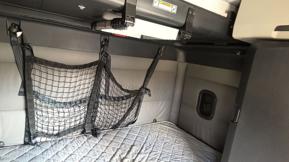 Sleeper Tractor-Heavy Duty Tractors-Freightliner-2022-T12664ST-Indian Trail-NC-410,233\n\t\tmiles-$ 76,000 - Image 17