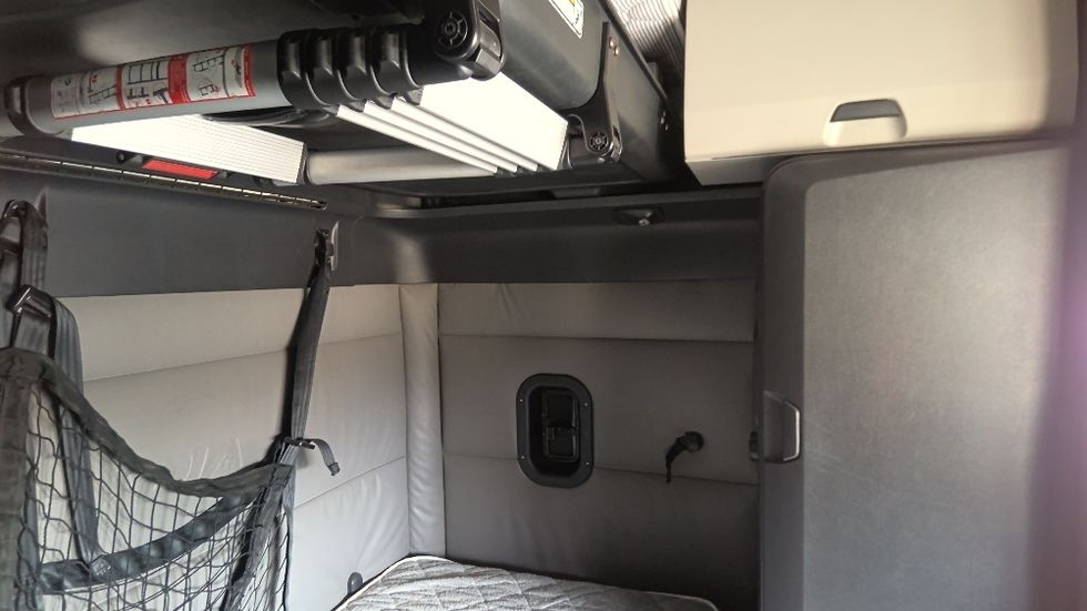 Sleeper Tractor-Heavy Duty Tractors-Freightliner-2022-T12664ST-Indian Trail-NC-410,233\n\t\tmiles-$ 76,000 - Image 18