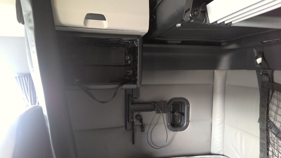 Sleeper Tractor-Heavy Duty Tractors-Freightliner-2022-T12664ST-Indian Trail-NC-410,233\n\t\tmiles-$ 76,000 - Image 19