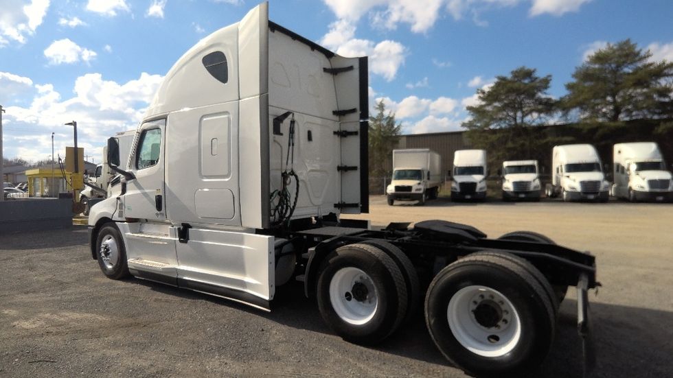 Sleeper Tractor-Heavy Duty Tractors-Freightliner-2022-T12664ST-Indian Trail-NC-410,233\n\t\tmiles-$ 76,000 - Image 5