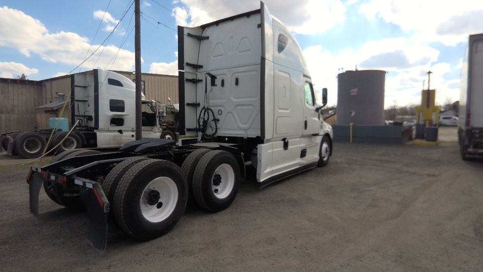Sleeper Tractor-Heavy Duty Tractors-Freightliner-2022-T12664ST-Indian Trail-NC-410,233\n\t\tmiles-$ 76,000 - Image 7