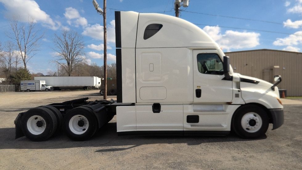 Sleeper Tractor-Heavy Duty Tractors-Freightliner-2022-T12664ST-Indian Trail-NC-410,233\n\t\tmiles-$ 76,000 - Image 8