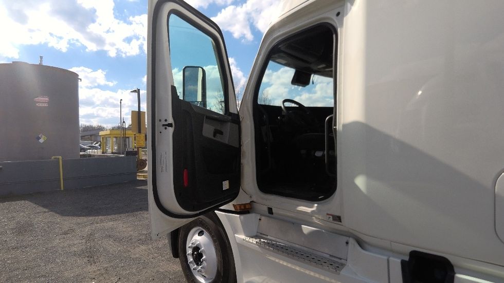 Sleeper Tractor-Heavy Duty Tractors-Freightliner-2022-T12664ST-Indian Trail-NC-410,233\n\t\tmiles-$ 76,000 - Image 9