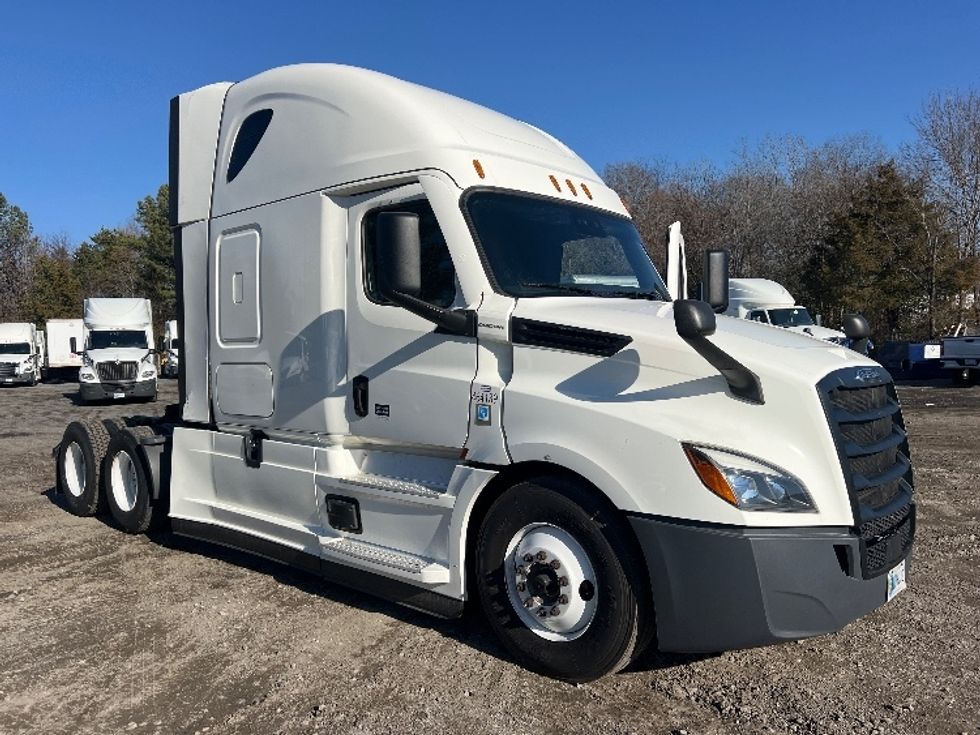 Sleeper Tractor-Heavy Duty Tractors-Freightliner-2022-T12664ST-Indian Trail-NC-467,733\n\t\tmiles-$ 69,750 - Image 1