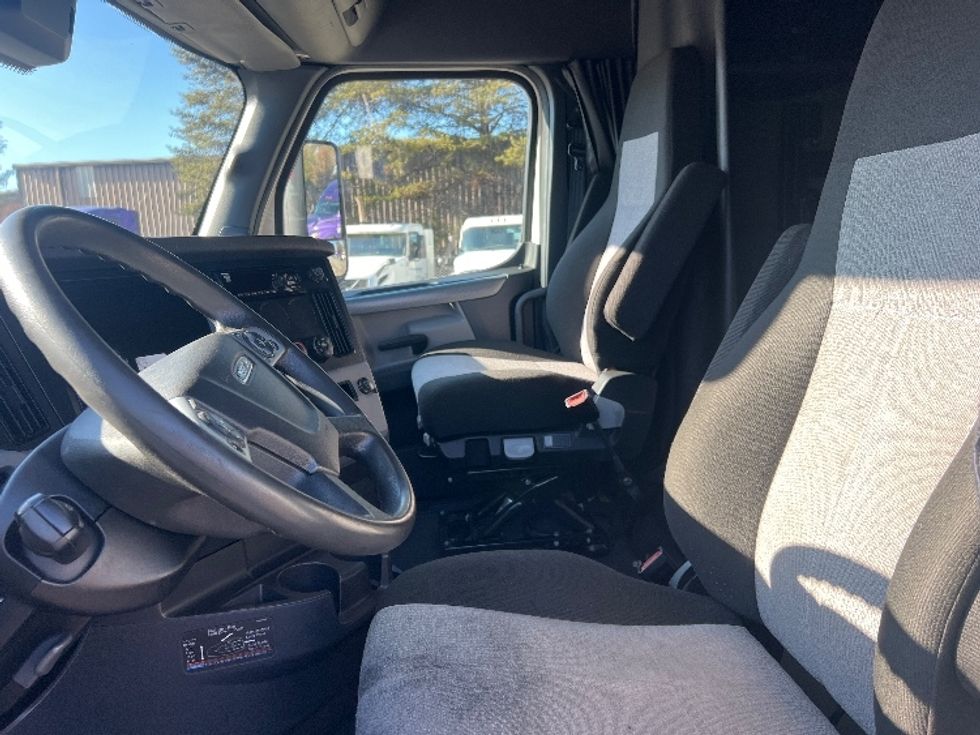 Sleeper Tractor-Heavy Duty Tractors-Freightliner-2022-T12664ST-Indian Trail-NC-467,733\n\t\tmiles-$ 69,750 - Image 10