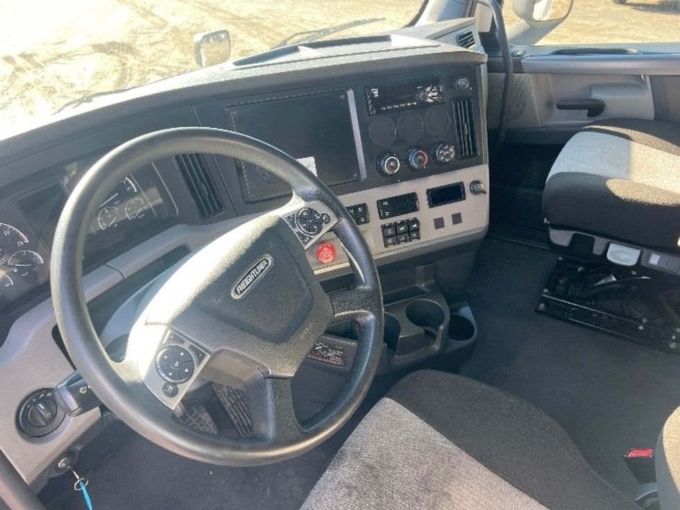 Sleeper Tractor-Heavy Duty Tractors-Freightliner-2022-T12664ST-Indian Trail-NC-467,733\n\t\tmiles-$ 69,750 - Image 11