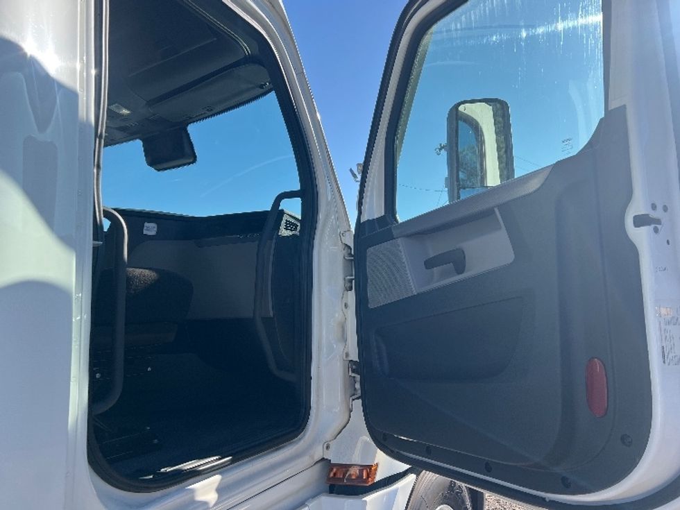 Sleeper Tractor-Heavy Duty Tractors-Freightliner-2022-T12664ST-Indian Trail-NC-467,733\n\t\tmiles-$ 69,750 - Image 13