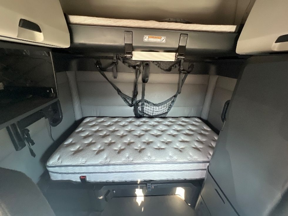 Sleeper Tractor-Heavy Duty Tractors-Freightliner-2022-T12664ST-Indian Trail-NC-467,733\n\t\tmiles-$ 69,750 - Image 16