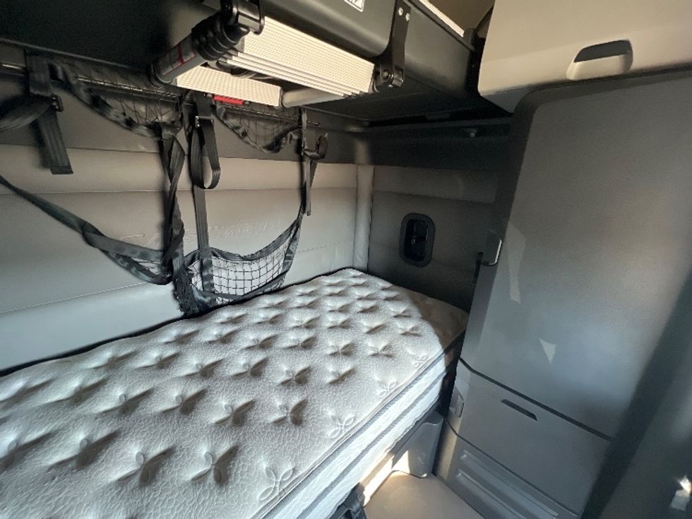 Sleeper Tractor-Heavy Duty Tractors-Freightliner-2022-T12664ST-Indian Trail-NC-467,733\n\t\tmiles-$ 69,750 - Image 17