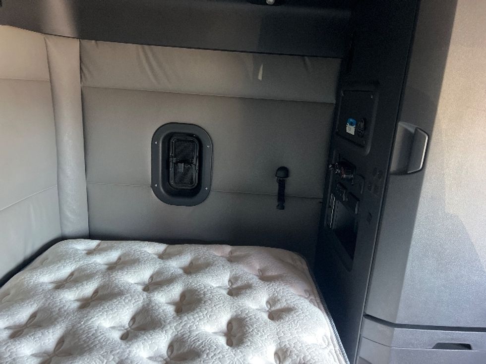 Sleeper Tractor-Heavy Duty Tractors-Freightliner-2022-T12664ST-Indian Trail-NC-467,733\n\t\tmiles-$ 69,750 - Image 18