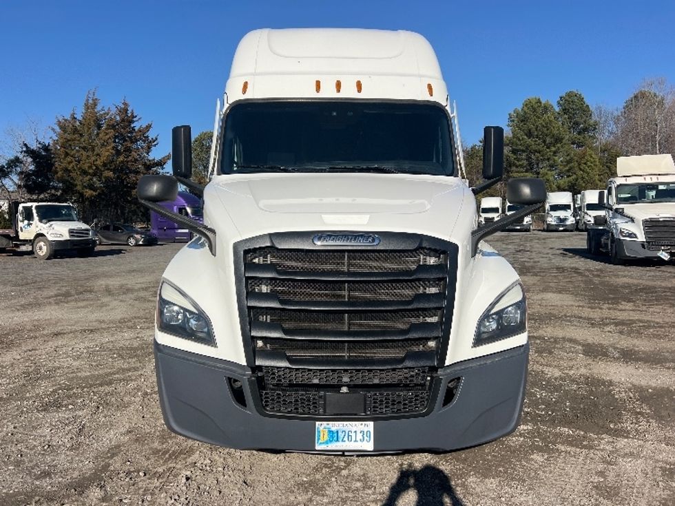 Sleeper Tractor-Heavy Duty Tractors-Freightliner-2022-T12664ST-Indian Trail-NC-467,733\n\t\tmiles-$ 69,750 - Image 2