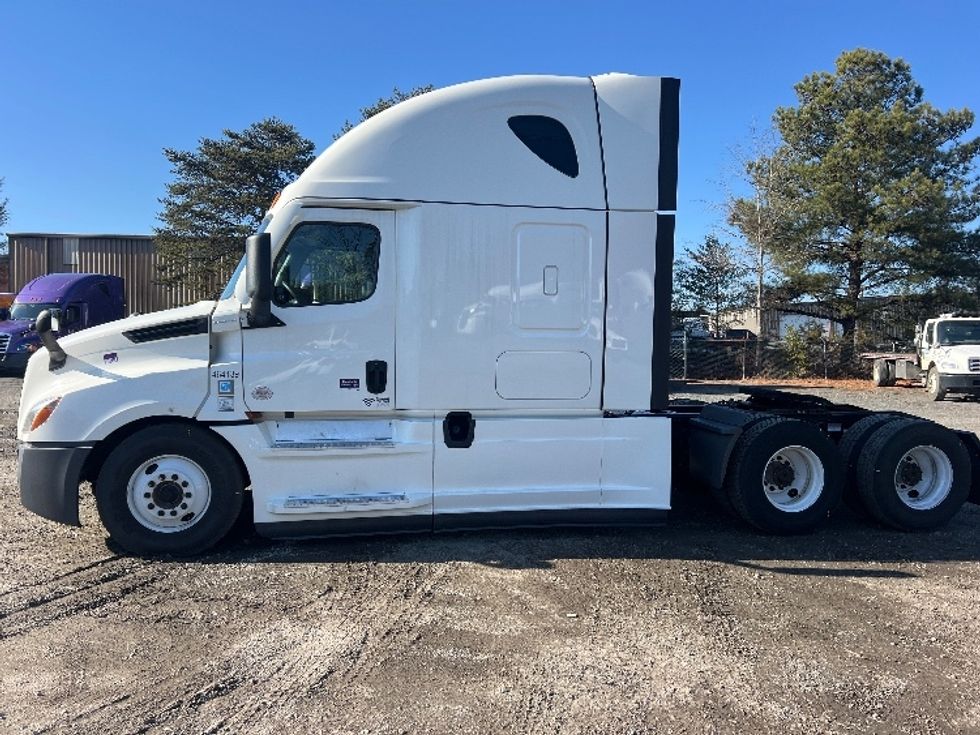 Sleeper Tractor-Heavy Duty Tractors-Freightliner-2022-T12664ST-Indian Trail-NC-467,733\n\t\tmiles-$ 69,750 - Image 4