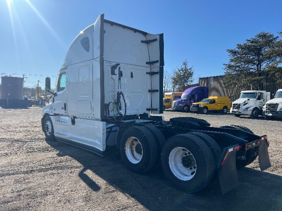 Sleeper Tractor-Heavy Duty Tractors-Freightliner-2022-T12664ST-Indian Trail-NC-467,733\n\t\tmiles-$ 69,750 - Image 5