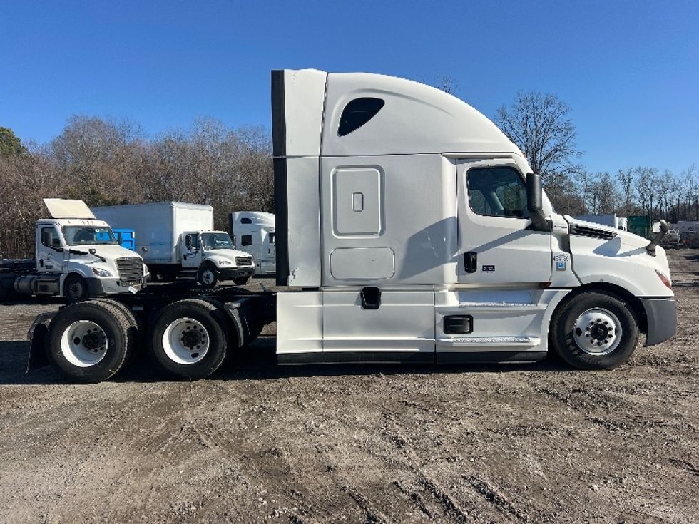 Sleeper Tractor-Heavy Duty Tractors-Freightliner-2022-T12664ST-Indian Trail-NC-467,733\n\t\tmiles-$ 69,750 - Image 8
