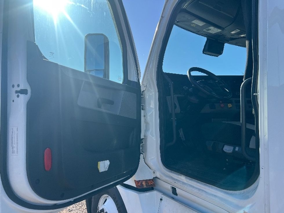 Sleeper Tractor-Heavy Duty Tractors-Freightliner-2022-T12664ST-Indian Trail-NC-467,733\n\t\tmiles-$ 69,750 - Image 9