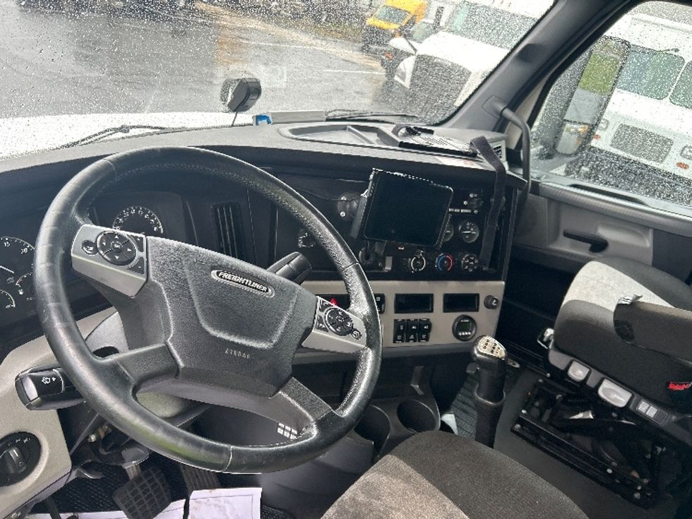 Sleeper Tractor-Heavy Duty Tractors-Freightliner-2022-T12664ST-Indianapolis-IN-361,223\n\t\tmiles-$ 76,750 - Image 10